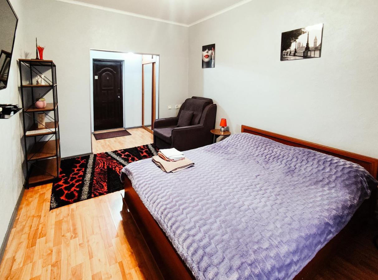 Nadezhda Apartments On Abylay Khan Ave 121 Almaty Exterior foto